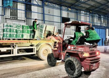 المساعدات السعودية تواصل تدفقها على غزة دعما للأشقاء الفلسطينيين