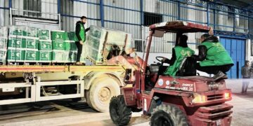 المساعدات السعودية تواصل تدفقها على غزة دعما للأشقاء الفلسطينيين