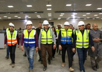 “شيمي” يتابع تجارب التشغيل والتجهيزات النهائية بأربعة مصانع جديدة