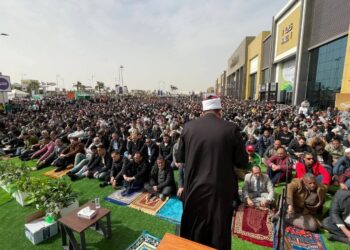 آلاف المصلين يؤدون صلاة الجمعة في معرض الكتاب