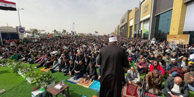 آلاف المصلين يؤدون صلاة الجمعة في معرض الكتاب