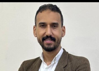 «تروما الصحافة الاقتصادية».. كيف تصنع الأزمات المالية صدمة نفسية خفية داخل غرف الأخبار؟