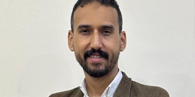 «تروما الصحافة الاقتصادية».. كيف تصنع الأزمات المالية صدمة نفسية خفية داخل غرف الأخبار؟