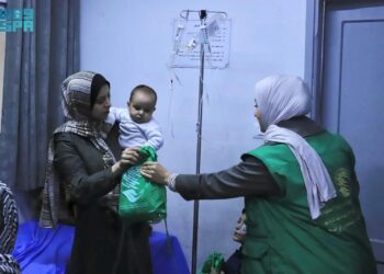 مركز سلمان للإغاثة يوزع ملابس شتوية على مستشفيات غزة