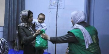 مركز سلمان للإغاثة يوزع ملابس شتوية على مستشفيات غزة