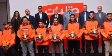 “العمل” و”طلبات” تدشنان مراسم توزيع معدات الحماية لسائقي التوصيل