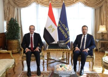 “هندي”يبحث ملفات العمل بالوزارة خلال مراسم التسليم من الوزير السابق