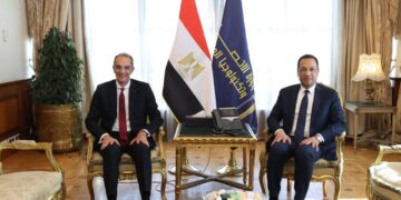 “هندي”يبحث ملفات العمل بالوزارة خلال مراسم التسليم من الوزير السابق