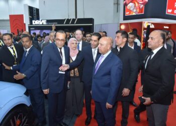 “الوزير” يتفقد جناح شيري خلال زيارته لمعرض أوتومورو