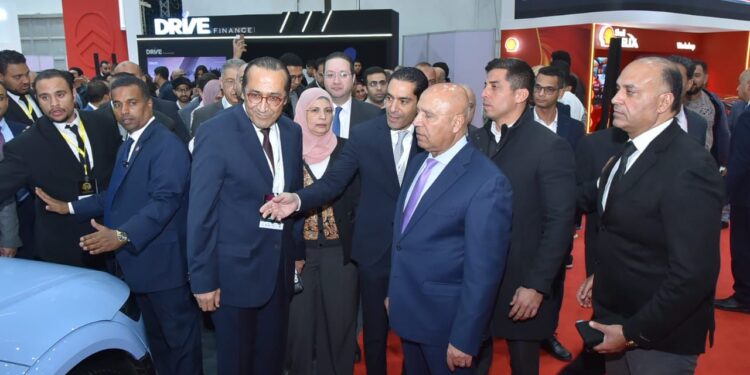 “الوزير” يتفقد جناح شيري خلال زيارته لمعرض أوتومورو