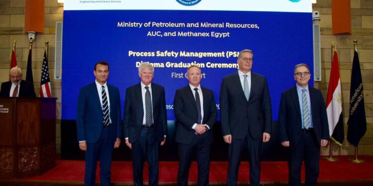 ميثانكس والجامعة الأمريكية يحتفلون بتخرج طلاب الدبلومة المهنية لإدارة سلامة العمليات