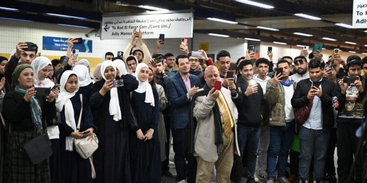 الثقافة: عرض فني مبهج في محطة مترو جمال عبدالناصر