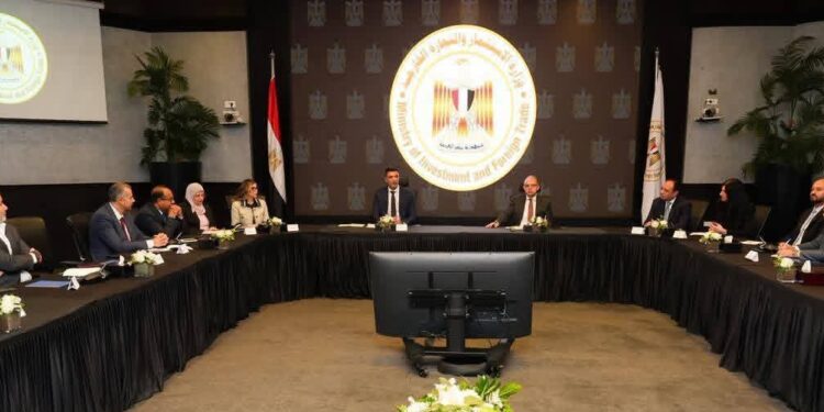 بحث مسارات تمويل مبتكرة لدعم الصناعة