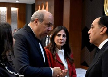 “البترول” تنفي صلة مصر بناقلة الغاز المحترقة قبالة السواحل الليبية