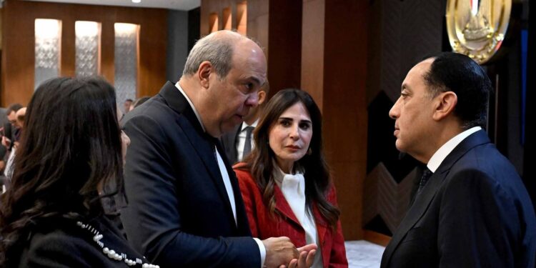 “البترول” تنفي صلة مصر بناقلة الغاز المحترقة قبالة السواحل الليبية