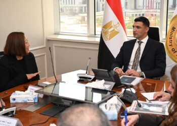 وزير الصناعة يبحث مع جنرال موتورز خططها التوسعية