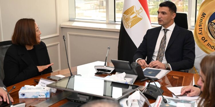 وزير الصناعة يبحث مع جنرال موتورز خططها التوسعية