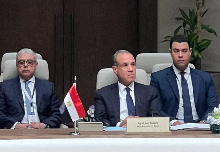 “الخارجية” تتابع أوضاع المصريين في الخليج والمشرق العربي