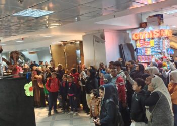 عروض الأراجوز الخشبية داخل محطة مترو جامعة