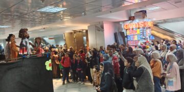 عروض الأراجوز الخشبية داخل محطة مترو جامعة