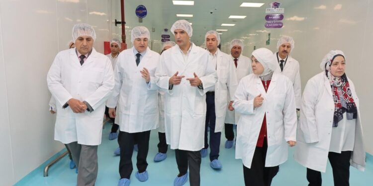 وزير الصناعة يشيد بدور مصنع “آمون” في دعم الأمن الدوائي