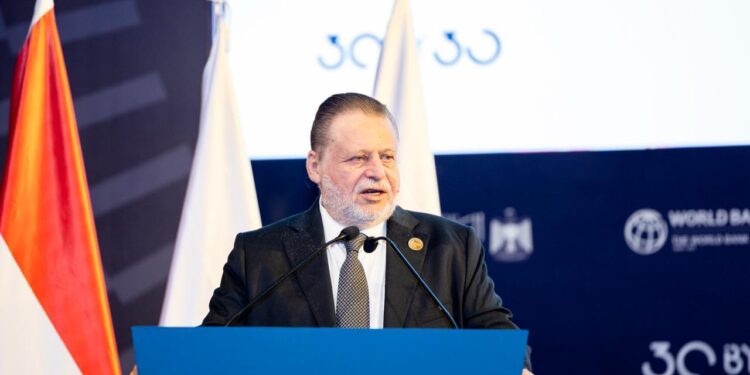 “المركزي” ينعى إسماعيل حسن محافظ البنك الأسبق