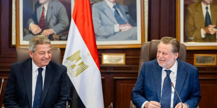 البنك المركزي والأعلى للإعلام يوقعان بروتوكول لتعزيز تنظيم المحتوى الرقمي المصرفي