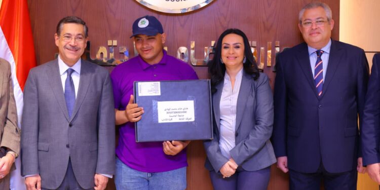توزيع بعض الأجهزة التعويضية لطلاب الجامعات من ذوي الإعاقة