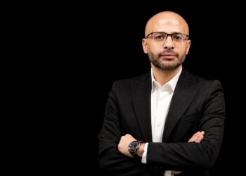 الدولار يشعل الذهب في مصر.. 100 جنيه زيادة قياسية والأسعار تقفز مع تراجع الجنيه