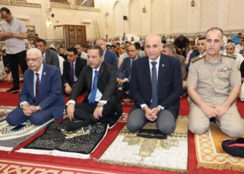 رئيس جامعة مدينة السادات يشارك محافظ المنوفية صلاة عيد الأضحى بـ شبين الكوم