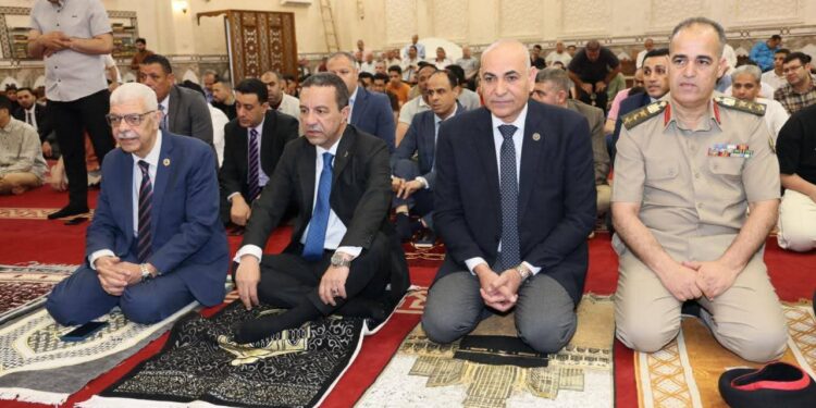 رئيس جامعة مدينة السادات يشارك محافظ المنوفية صلاة عيد الأضحى بـ شبين الكوم