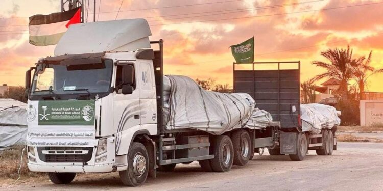 وصول قافلة مساعدات جديدة من مركز الملك سلمان للإغاثة إلى غزة