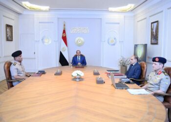 الرئيس السيسي يجتمع مع قائد القوات المسلحة وزير الدفاع والإنتاج الحربي