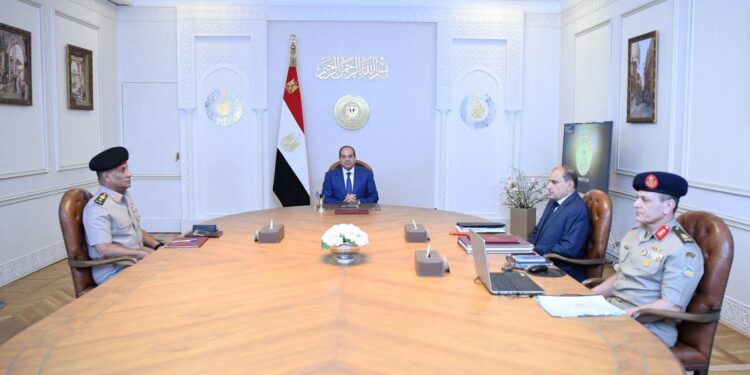الرئيس السيسي يجتمع مع قائد القوات المسلحة وزير الدفاع والإنتاج الحربي