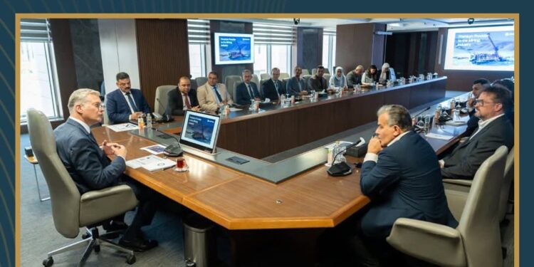 وزير البترول يبحث مع شركات عالمية رغبتها في الاستثمار بقطاع التعدين