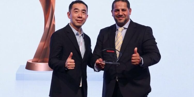 بى تك تحصد جائزة “أفضل شريك” من Toshiba