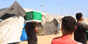 توزيع سلال غذائية لدعم الأمن الغذائي في خان يونس بقطاع غزة