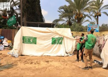 مخيم جديد لإيواء النازحين في دير البلح وسط قطاع غزة