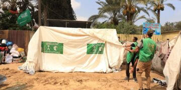 مخيم جديد لإيواء النازحين في دير البلح وسط قطاع غزة
