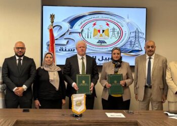 المصرية لنقل الكهرباء توقع عقد إنشاء خطوط هوائية لربط محطة محولات كيميت السخنة بالشبكة القومية