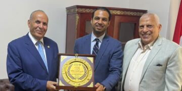 “بحر للأنظمة القانونية” تكرم علي سالم تقديرًا لدوره في دعم الصناعة