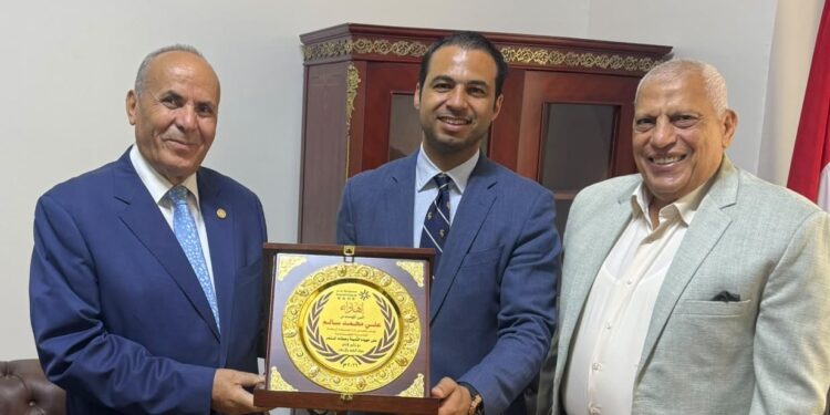 “بحر للأنظمة القانونية” تكرم علي سالم تقديرًا لدوره في دعم الصناعة