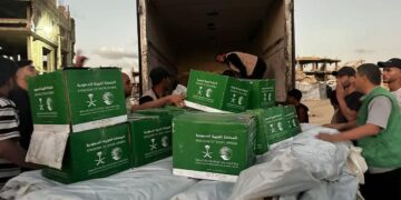 توفير خيام إيوائية وسلال غذائية لأسر نازحة احترقت خيامها في خان يونس بـ غزة